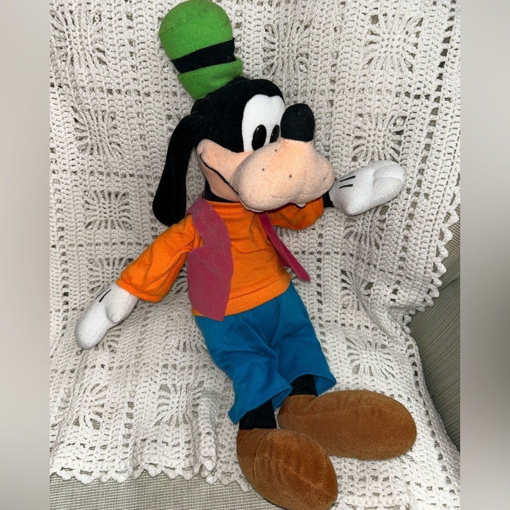 Vintage Disneyland walk disney 19’’ goofy plush doll